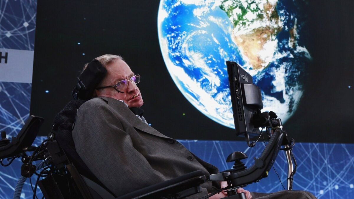 La impactante frase de Stephen Hawking que revela por qué los callados son los más inteligentes